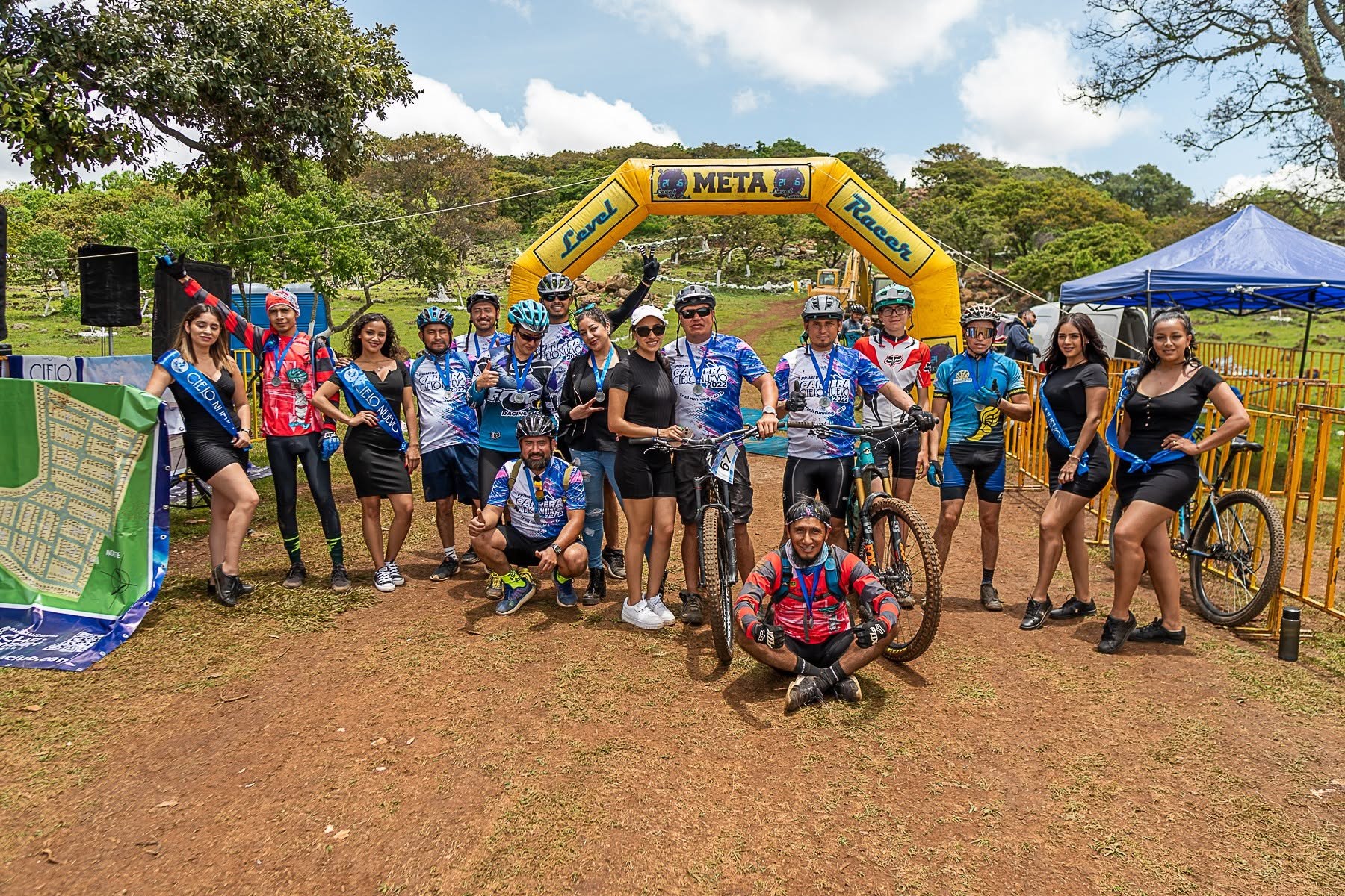 Participantes de la primera carrera Cielo Nuevo 2022 reunidos en la meta
