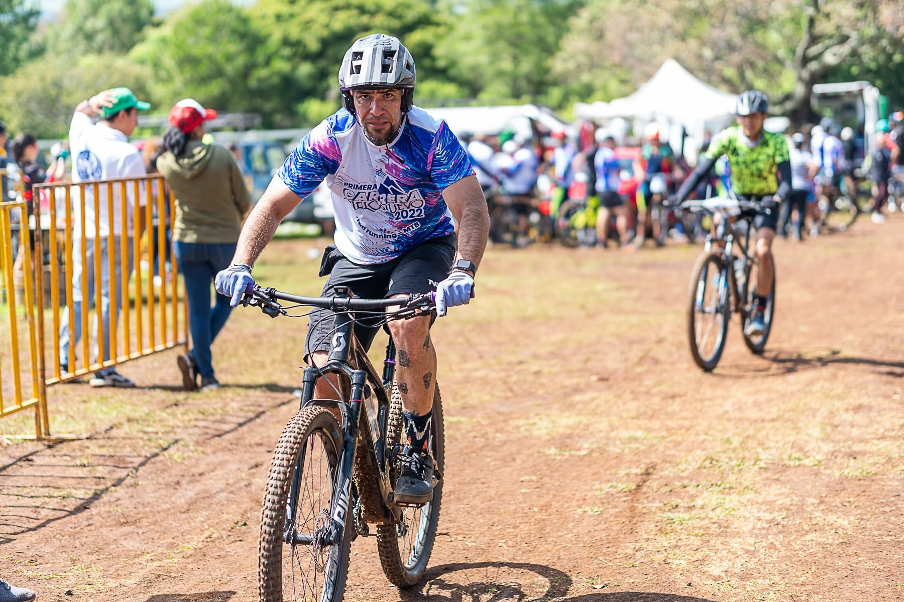 Ciclista durante la carrera Cielo Nuevo 2022