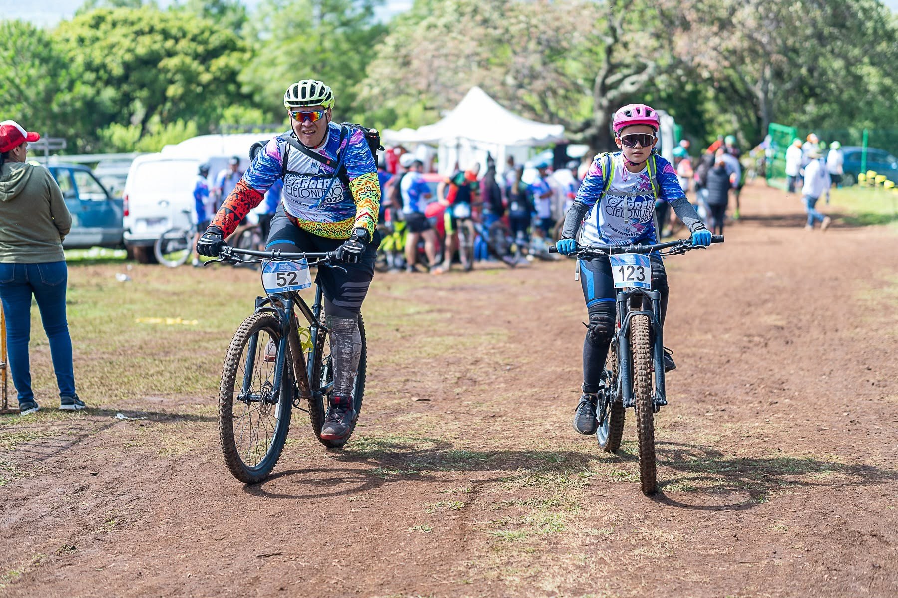 Dos participantes recorriendo la carrera ciclista Cielo Nuevo