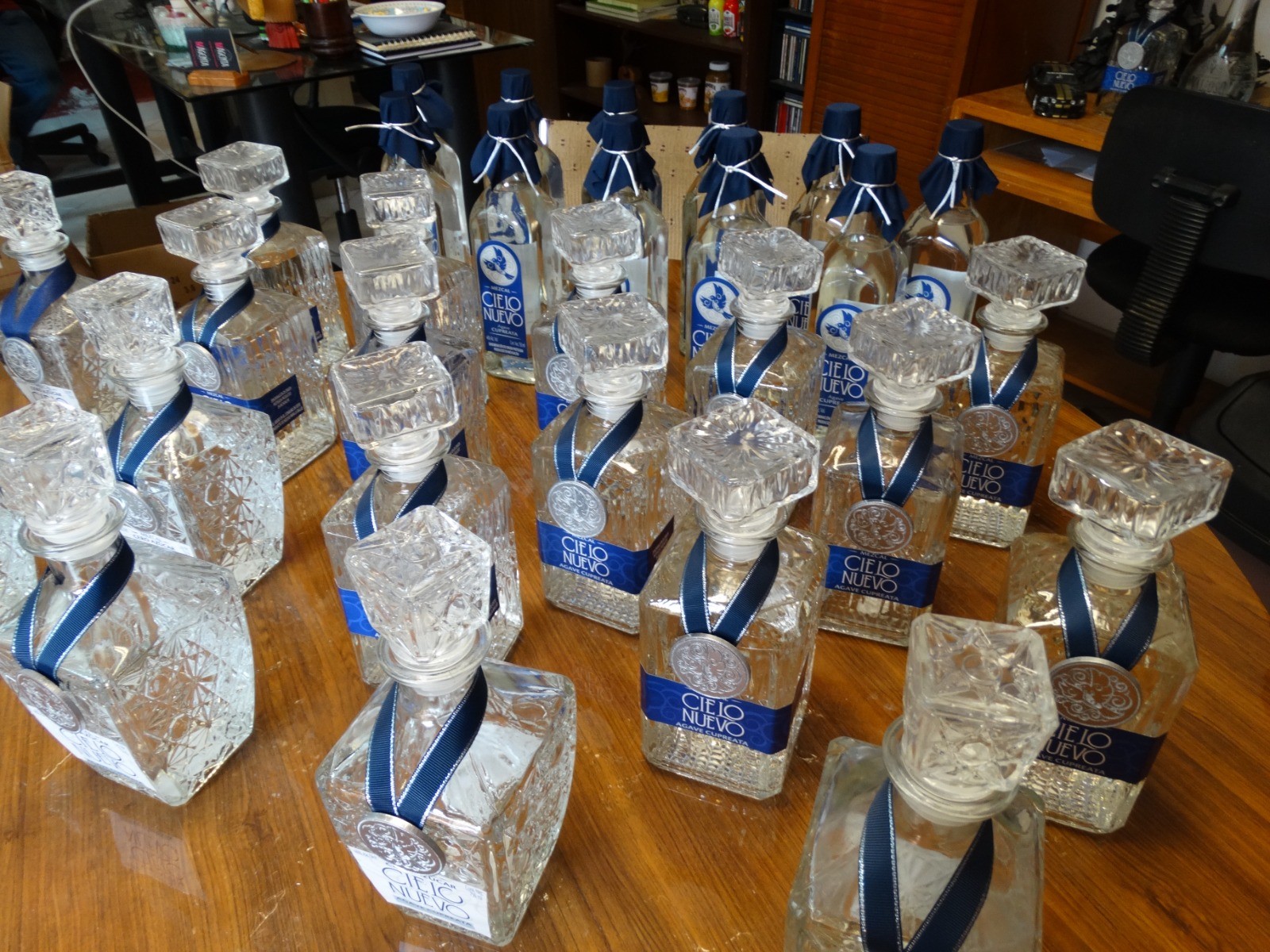 Colección de botellas y licoreras de mezcal Cielo Nuevo